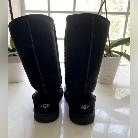 Black UGGS - Picture 1 of 7